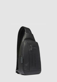 Bolso bandolera de cuero negro con un diseño aerodinámico, que cuenta con un bolsillo frontal con cremallera y una correa ajustable para mayor comodidad y practicidad.