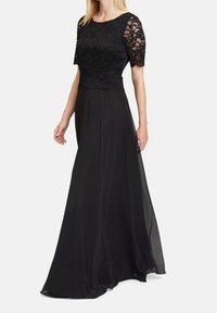 Zwarte avondjurk met een kanten lijfje en korte mouwen, een vloeiende chiffon rok en een subtiele A-lijn silhouet voor elegantie.