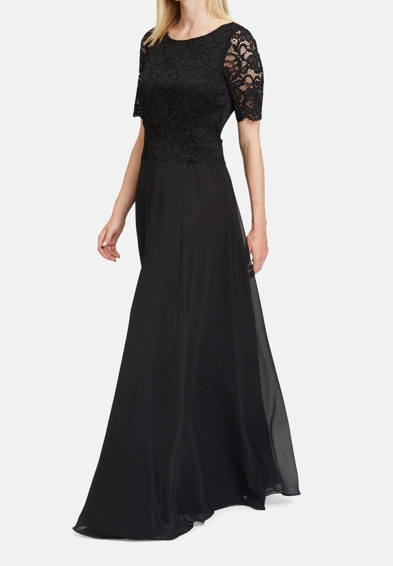 Zwarte avondjurk met een kanten lijfje en korte mouwen, een vloeiende chiffon rok en een subtiele A-lijn silhouet voor elegantie.