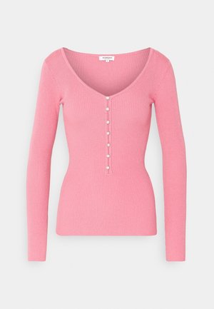 Top rose à manches longues en tricot côtelé avec un profond décolleté en U et sept boutons nacrés au centre devant.