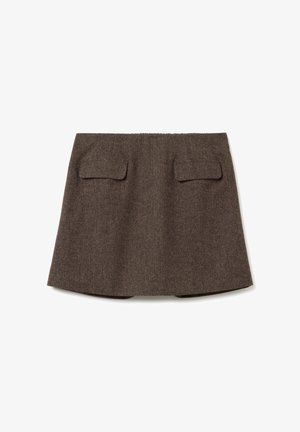 Jupe mini en laine marron avec deux poches avant à rabat et une légère silhouette en A sur fond blanc.