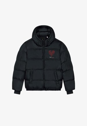 Veste matelassée noire avec un col montant, une fermeture éclair à l'avant, deux poches latérales et un motif de cœur rouge avec de petits cœurs. Poignets et ourlet côtelés.