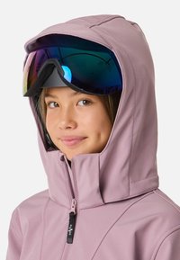 Fioletowa kurtka z kapturem, wysokim kołnierzem i zamkiem błyskawicznym. Na górze spoczywa para odblaskowych gogli narciarskich z czarną ramką.