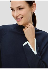 s.Oliver BLACK LABEL MIT STEHKRAGEN - Strickpullover - navy
