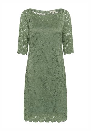 Rochie verde din dantelă, cu decolteu rotund, mâneci scurte, un model floral pe întreaga suprafață și un tiv cu margini ondulate.