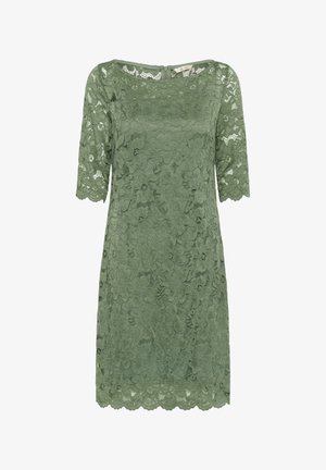 Zaļš mežģīņu kleita ar apaļu kakla izgriezumu, īsām piedurknēm, ziedu rakstu visā kleitā un viļņotu apakšmalu.