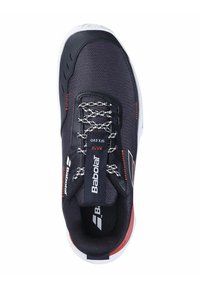 Scarpe Babolat in rete blu navy con dettagli rossi, dotate di una linguetta imbottita e lacci neri. Suola in gomma bianca resistente e design elegante.