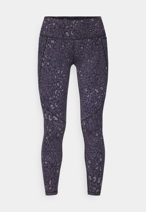 Leopardprint legging in donkerpaarse tinten met een aangesloten ontwerp. Beschikt over een brede tailleband en flatlock naden voor comfort.