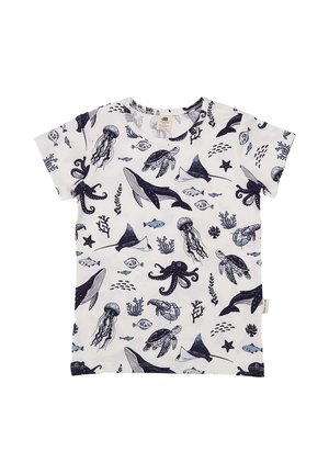 Weißes kurzärmeliges Hemd mit marineblauen Illustrationen von Meerestieren, darunter Schildkröten, Wale, Oktopusse, Quallen, Stachelrochen, Fische und Korallen.