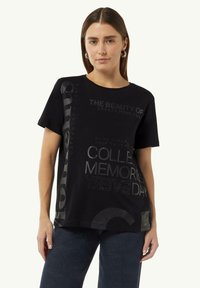 Schwarzes Baumwoll-T-Shirt mit verschiedenen strukturierten Drucken und Mustern in Grau, lässiger Schnitt und kurzen Ärmeln.