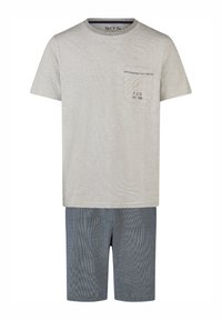 Grårandig t-shirt med kort ärm och bröstficka, ihop med blå shorts med en strukturerad mönstring.