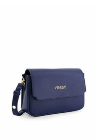 Mørkeblå læder crossbody taske med guld hardware, der har en klaplukning og en justerbar rem. Tekstureret overflade, kompakt rektangulært design.
