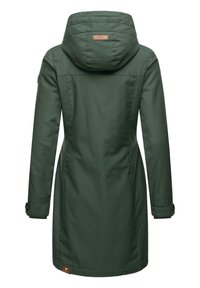 Veste verte mi-longue avec capuche, dotée d'une étiquette au dos, de poignets boutonnés et d'une texture de tissu lisse. Aucune attache ni motif visible.