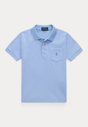 Svetlomodré polo tričko vyrobené z bavlny. Má golier, tri gombíky, krátke rukávy a vrecko na ľavej strane hrude s logom.