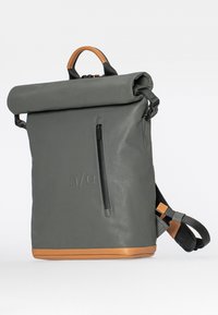 Grauer Rucksack mit Rollverschluss aus wasserabweisendem Material, ausgestattet mit einer vorderen Reißverschlusstasche, hellbraunen Lederakzenten und verstellbaren Trägern.