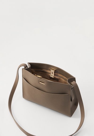 Braune Leder-Schultertasche mit strukturiertem Finish, einer flachen Fronttasche, goldfarbenen Beschlägen und einem verstellbaren Tragegurt. Innen befindet sich eine Reißverschlusstasche.