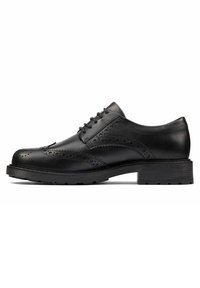 Chaussure habillée en cuir noir avec des détails brogue, un bout arrondi et une semelle en caoutchouc texturée. Design à lacets avec des lignes élégantes et des accents subtils.