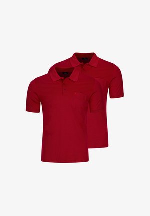 Dwie gładkie, czerwone koszulki polo z krótkim rękawem, kołnierzykami i przednimi kieszeniami, ułożone obok siebie na białym tle.