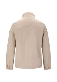 Beige softshell-jacka med hög krage, elastiska ärmmuddar och en slät, matt yta. Har enkla, rena linjer utan synlig hårdvara.