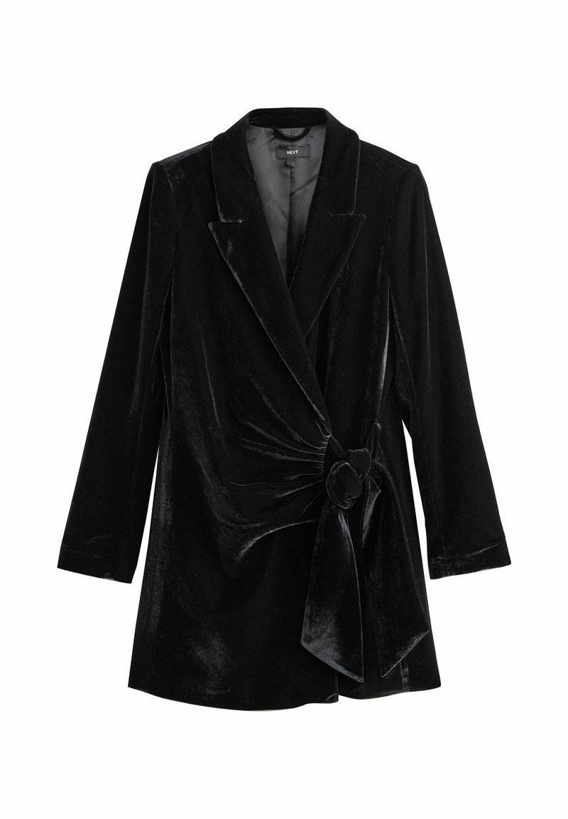 Černý sametový blazer s překládaným designem, dlouhými rukávy a uzlem v pase. Hladká textura s mírným leskem.
