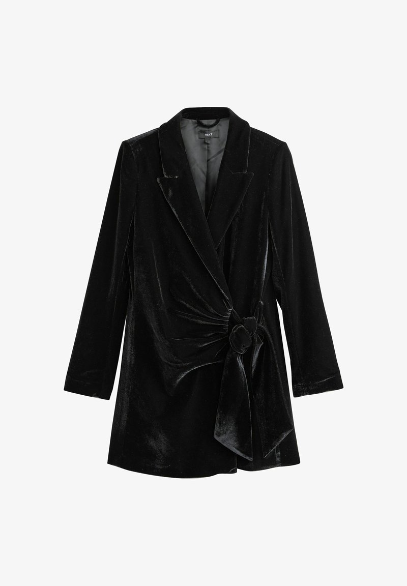 Černý sametový blazer s překládaným designem, dlouhými rukávy a uzlem v pase. Hladká textura s mírným leskem.