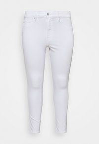 Pantalones vaqueros ajustados blancos de denim, con una cinturilla alta, bolsillos frontales y una textura suave con detalles de costura mínimos.