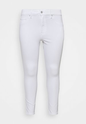 Pantalones vaqueros ajustados blancos de denim, con una cinturilla alta, bolsillos frontales y una textura suave con detalles de costura mínimos.
