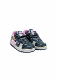 Sneakers blu scuro con finitura lucida, dettagli rosa, decorazioni glitterate, cinghie argentate a contrasto e design decorativo di un orsacchiotto sul lato.