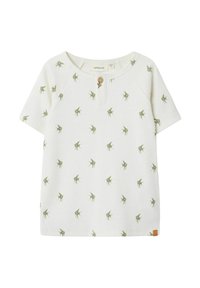 Biała, prążkowana koszulka z krótkim rękawem, z okrągłym dekoltem, zdobiona zielonym wzorem liści i drewnianym guzikiem przy szyi.