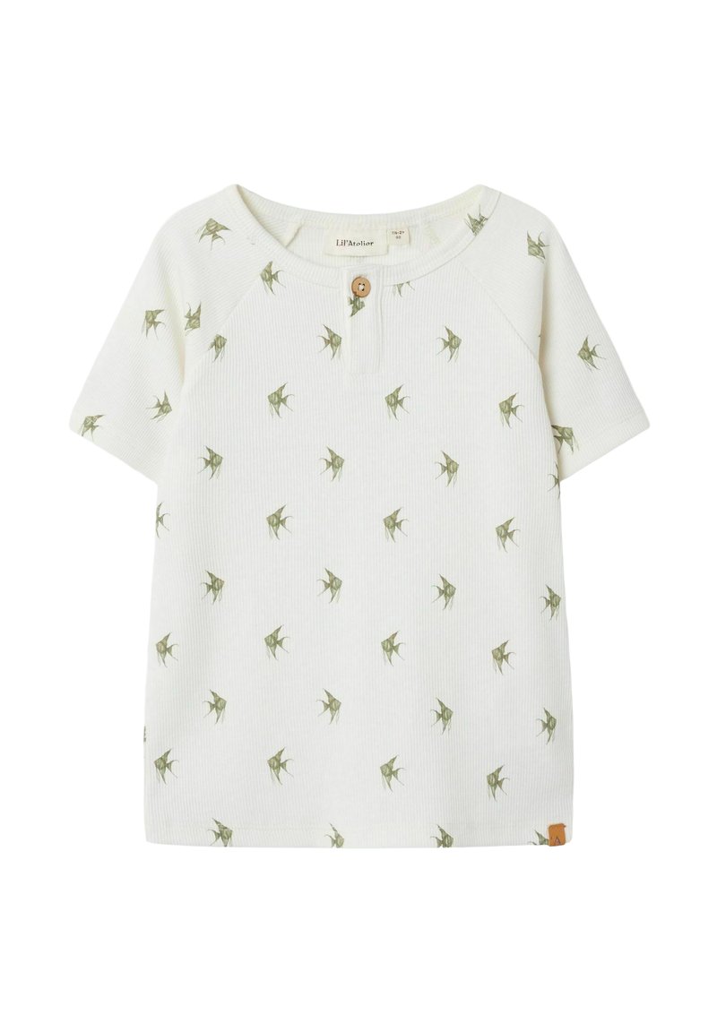 Biała, prążkowana koszulka z krótkim rękawem, z okrągłym dekoltem, zdobiona zielonym wzorem liści i drewnianym guzikiem przy szyi.