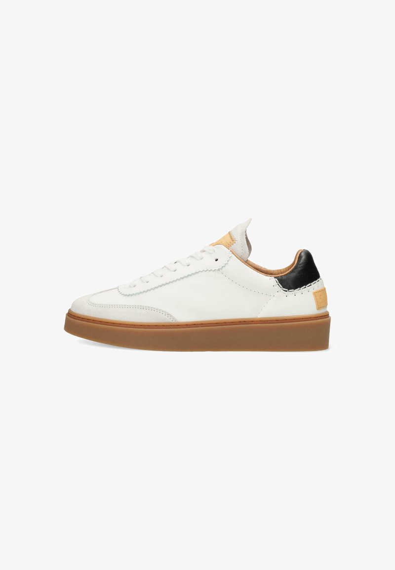 Zapatilla blanca de cuero con punta de ante y acento negro en el talón. Detalles en cuero de color beige claro en la lengüeta y suela de goma marrón.
