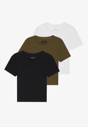 Tři crew-neck trička v černé, olivově zelené a bílé barvě. Krátké rukávy, žebrované límce a přiléhavý střih.