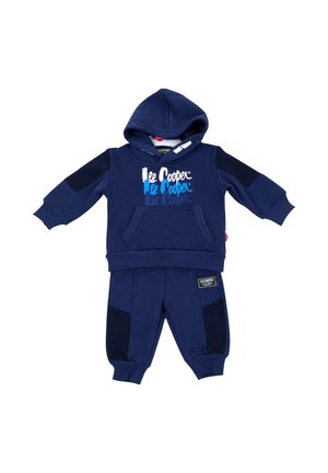 Ensemble sweat à capuche et pantalon bleu marine pour tout-petit avec des patchs noirs, une poche avant et un logo Lee Cooper multicolore sur la poitrine et l'étiquette du pantalon.