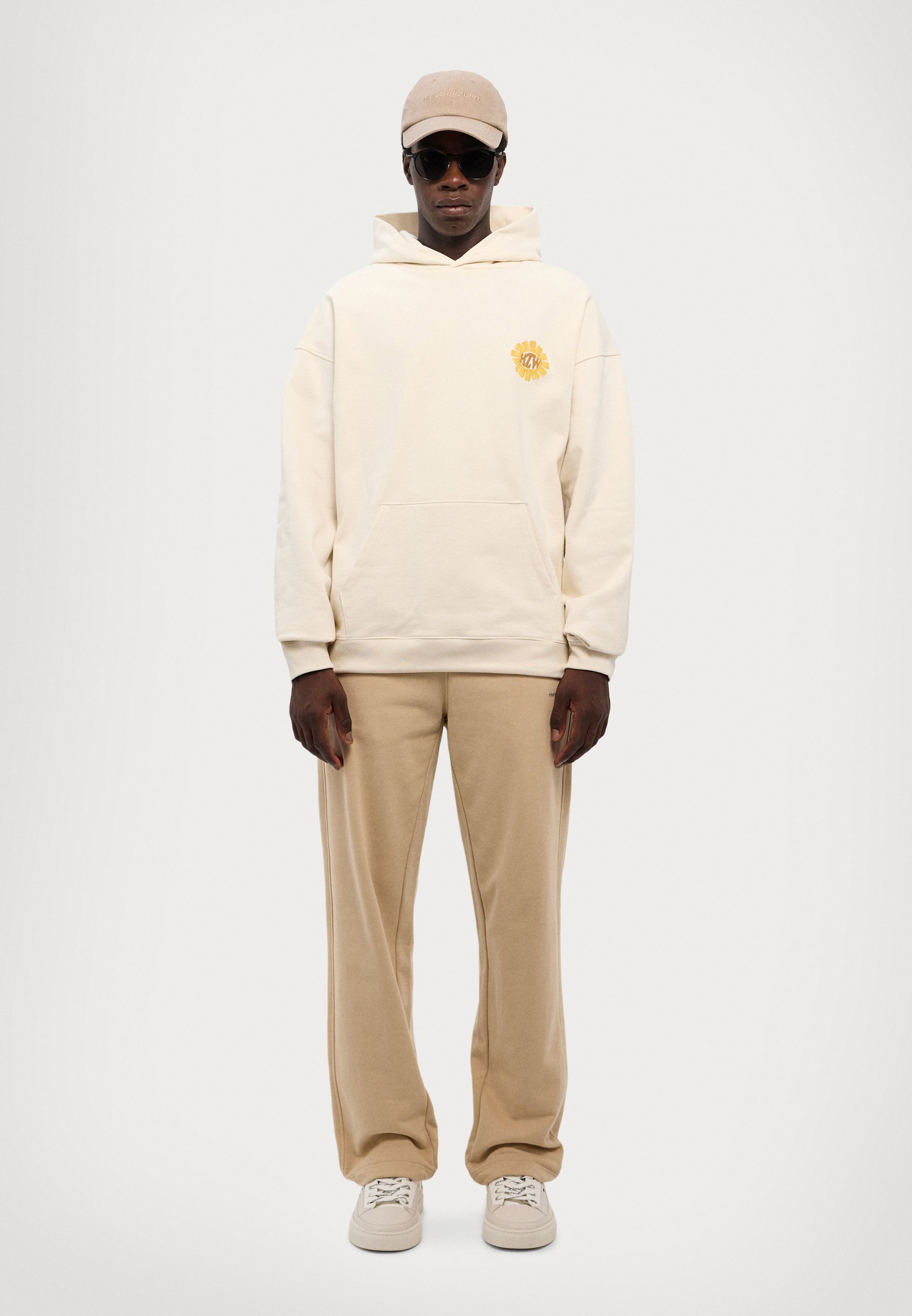 Holzweiler RELAXED SWEATPANTS - Tracksuit bottoms - sand - Zalando.co.uk