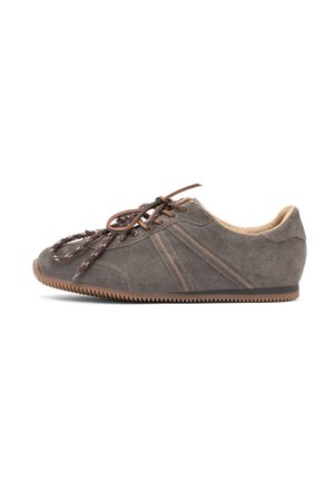 Brązowy zamszowy sneaker z beżowymi przeszyciami, ciemnobrązowymi sznurowadłami i żeberkowaną gumową podeszwą, pokazany z boku na białym tle.