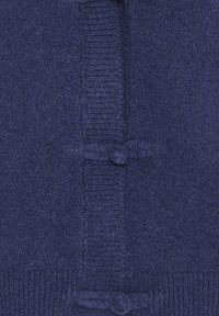 Cardigan blu navale con tessuto testurizzato, dotato di chiusura con bottoni e dettagli a costine lungo i bordi e la patta anteriore.