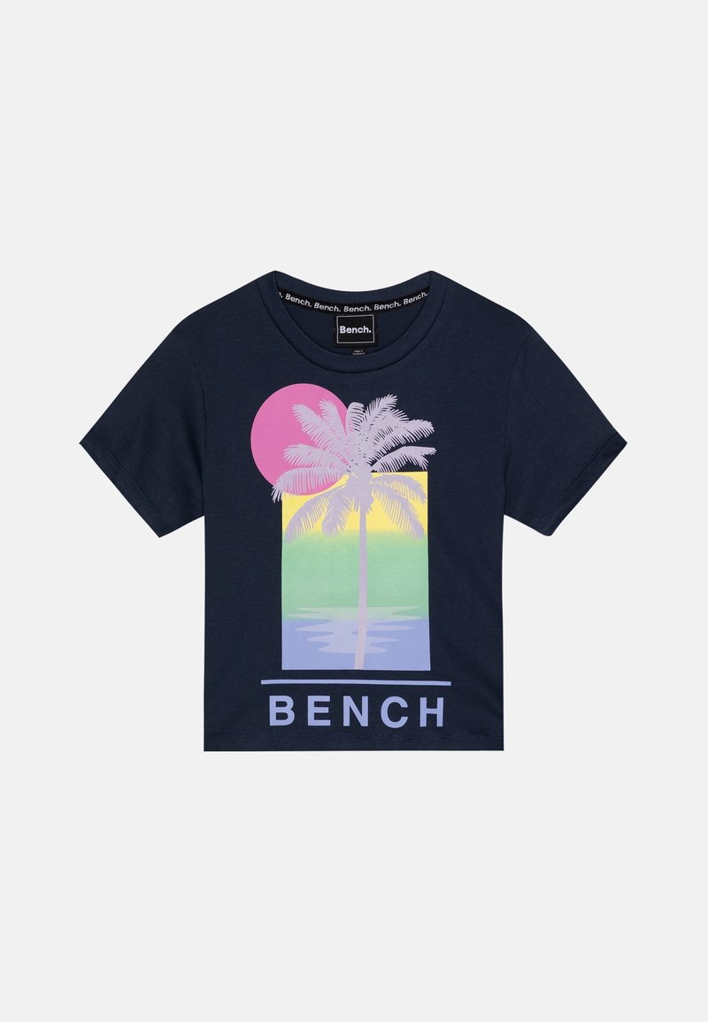 Chemise bleu marine à manches courtes avec graphique de palmier rose, jaune, vert et lavande, et texte « BENCH » sous le motif.