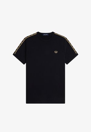 Camiseta negra de cuello redondo con logo de corona de laurel dorada en el pecho y cinta de laurel dorada a lo largo de los hombros y las mangas.