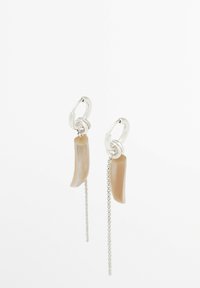 Orecchini pendenti con pendenti curvi in resina beige e accenti in catena argentata, attaccati a chiusure ad anello in argento.