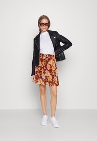 VILA Petite VIVINCE SHORT SKIRT - Minissaia - fired brick
