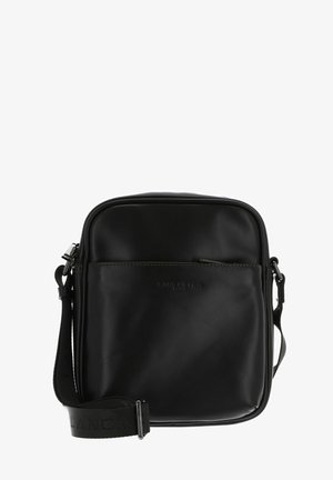 Sac crossbody en cuir noir avec une texture lisse, une forme rectangulaire, une poche avant zippée et une sangle ajustable arborant le logo.