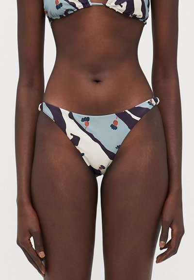 Bikini alaosa, jossa on sininen, valkoinen ja laivan sininen abstrakti kuviointi sekä pieniä kukkaaksentteja, valmistettu sileästä joustavasta kankaasta, matalalle leikatun mallin mukaisesti.