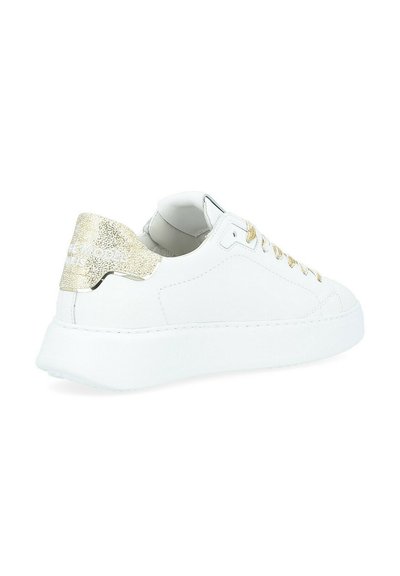 Sneaker en cuir blanc avec un accent de talon texturé doré, bout rond et œillets de lacet dorés. Semelle blanche épaisse et détails de couture minimes.