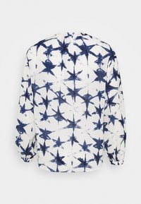 Weißes Hemd mit blauem Sternenmuster, mit langen Ärmeln und elastischen Bündchen, aus strukturiertem Stoff. Rückansicht dargestellt.