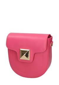 Borsa a tracolla in ecopelle rosa con chiusura a patta, caratterizzata da un accentuazione a piramide dorata metallizzata sulla parte anteriore e da una forma arrotondata.