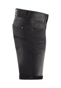 Czarne szorty dżinsowe o zwężonym kroju, z podwiniętym dołem, dwoma kieszeniami z tyłu oraz widoczną metką marki na pasku. 