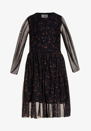 Robe noire à manches longues avec manches transparentes et superposition, ornée d'un motif de cerises marron, col rond et taille froncée.