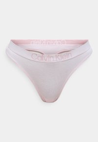 String en coton Calvin Klein rose clair avec une ceinture plus large portant un logo en relief. Texture douce, design minimaliste et coupe taille basse.