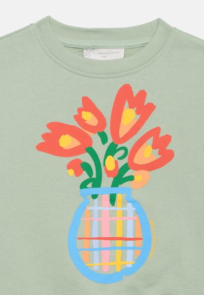 Πράσινο φούτερ με εκτύπωση εμπρός ενός πολύχρωμου μπουκέτου από πορτοκαλί και κίτρινα λουλούδια σε μπλε βάζο με παστέλ ρίγες.