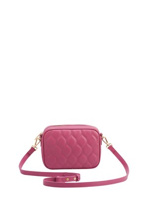 Petit sac bandoulière rectangulaire matelassé rose avec ferrures dorées et bandoulière longue réglable sur fond blanc.